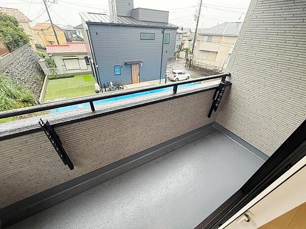 広々としたバルコニーは開放感があります。目隠しフェンスでプライバシーにも配慮されています。雨の日でも水はけしやすい床仕様です。洗濯物干し金物が設置されており日常の利便性も備えています。