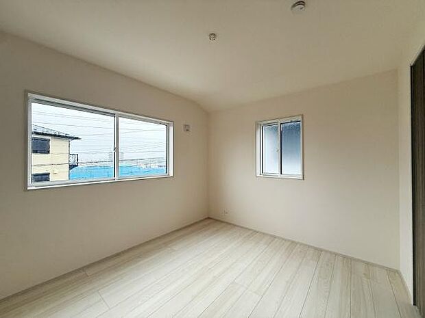 二面採光で室内が明るく爽やかな印象の洋室です。シンプルな内装なので様々なインテリアと調和しやすいです。床材の色合いが空間をより広く感じさせます。開放感のあるレイアウトが魅力的です。