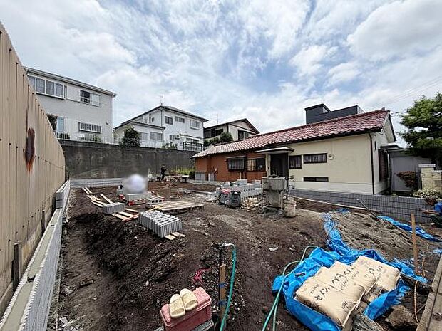 敷地内は広々とした空間が確保されておりさまざまな活用が期待できます。陽当たりが良好で明るい印象を受けます。周囲には住宅が並ぶ静かな環境です。工事中のため今後の変化にも注目できます。