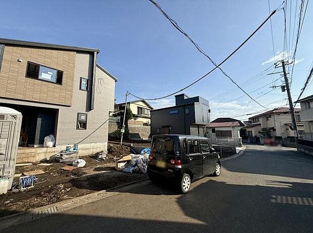 前面道路が広々としており車の出入りがしやすい環境です。現地には新しい住宅が建築中で周囲には落ち着いた住宅街が広がっています。日当たりも良く開放感を感じられる立地です。