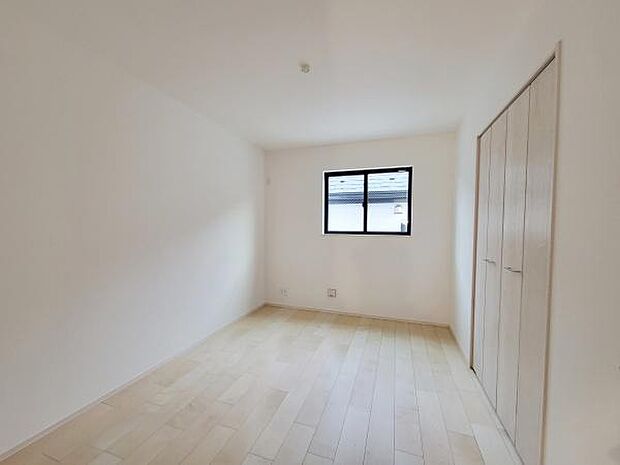 明るい木目調のフローリングが印象的な子供部屋です。収納スペースもありお部屋をすっきりと保つことができます。窓からの自然光が取り入れられ快適に過ごせる空間です。家具の配置もしやすい形状です。