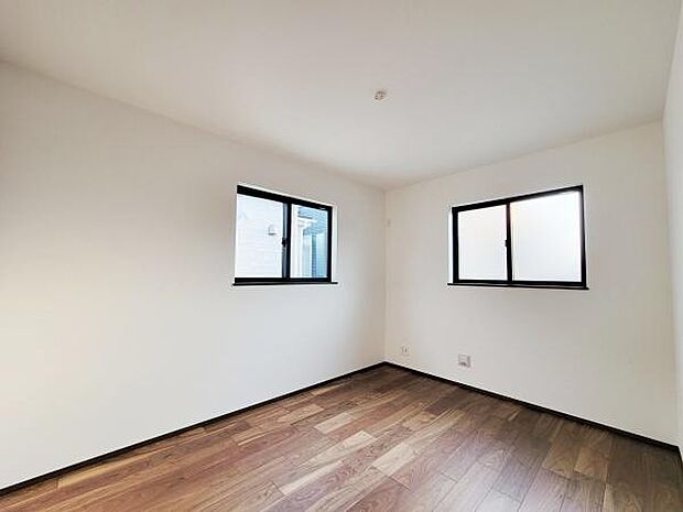 二面に窓があり明るさが広がる子供部屋です。無駄のないシンプルな間取りで使い勝手が良好です。落ち着いた雰囲気のフローリングが特徴的です。コンセントも使いやすい配置となっています。
