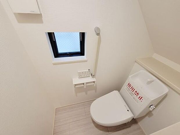 明るい色合いの壁と床で清潔感のあるトイレです。コンパクトながらも手すりが設置されており安心してご利用いただけます。小窓があることで自然光が差し込み換気もしやすい造りとなっています。