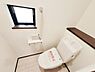 トイレ：窓からの採光が明るいトイレです。壁付リモコンが配置されています。収納スペースとして便利なカウンター付きです。床は落ち着いた雰囲気です。清潔感のある空間です。