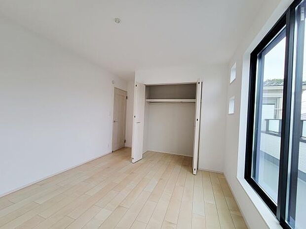 クローゼット付きのお部屋は収納スペースが確保されておりお部屋がすっきりとした印象です。収納扉は開閉しやすく衣類や小物の整理に便利です。窓からの明るい採光があり室内全体が開放的です。