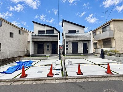 外観:白を基調としたシンプルな外観が印象的です。直線的なデザインの外観が現代的な雰囲気を演出しています。カースペースも広く車の出し入れがしやすい造りです。2棟並びで整った街並みを感じられます。 外観:白を基調としたシンプルな外観が印象的です。直線的なデザインの外観が現代的な雰囲気を演出しています。カースペースも広く車の出し入れがしやすい造りです。2棟並びで整った街並みを感じられます。