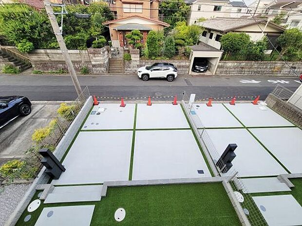 現地からの眺望は開放感があり前面道路や周囲の住宅街が見渡せます。駐車スペースがしっかり確保されている点も安心できます。落ち着いた住宅街の雰囲気が感じられる環境です。