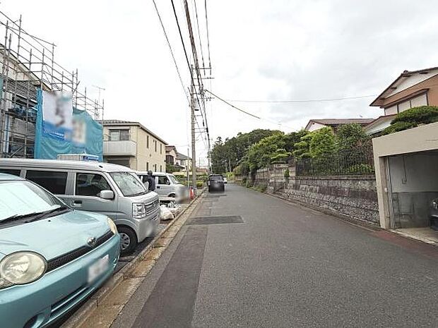 前面道路は幅員が確保されており車の出し入れもスムーズに行えます。周辺には整った住宅が並び落ち着いた街並みが広がっています。歩道も整備され日常の移動も安心です。現地の雰囲気もよくご確認いただけます。