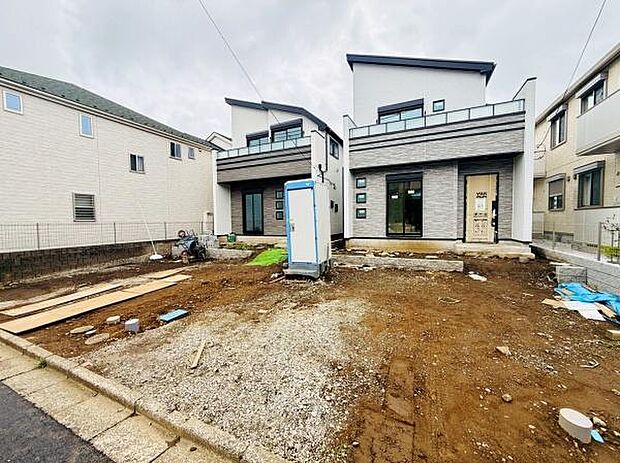 モダンな外観が特徴的な新築戸建です。広々とした敷地が開放感を演出しています。建物はシンプルなデザインで周辺環境にも調和しています。大型の窓が採光を確保し住空間を明るくしています。