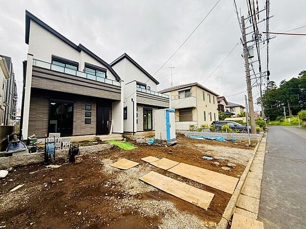 前面道路が広く車の出入りがしやすい現地写真です。建物の外観がスタイリッシュな印象を与えます。周囲には住宅が建ち並び落ち着いた雰囲気が感じられます。敷地がゆったりとしており開放感があります。
