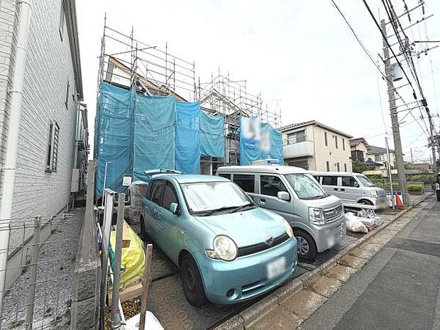 前面道路が広く車の出し入れがスムーズに行えます。駐車スペースが複数台分確保されています。周囲は住宅が立ち並んでおり落ち着いた雰囲気です。建築中の物件で新しい生活を始めたい方に適しています。
