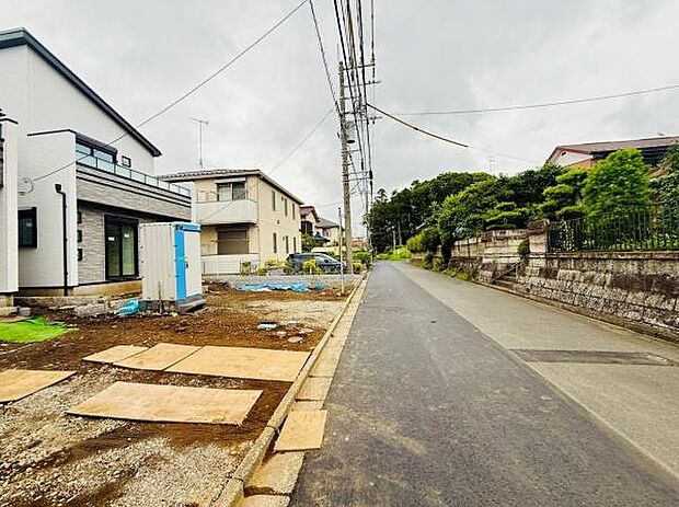前面道路が広く出入りがしやすいロケーションです。周囲には戸建てが建ち並び落ち着いた雰囲気が漂います。敷地内も整備されており使い勝手の良さが感じられます。道路沿いには緑があり街並みに調和しています。