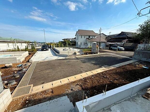 開放感のある分譲地で周辺は整然とした住宅が立ち並んでいます。敷地にはゆとりが感じられ駐車スペースも広く確保されています。前面道路は舗装済みで車の出入りもスムーズです。