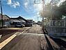 その他：前面道路が広く車の出し入れもスムーズに行えます。周囲には住宅が並び静かな雰囲気が感じられます。日当たりも良好で明るい現地写真が印象的です。道路沿いはしっかりと整備されています。