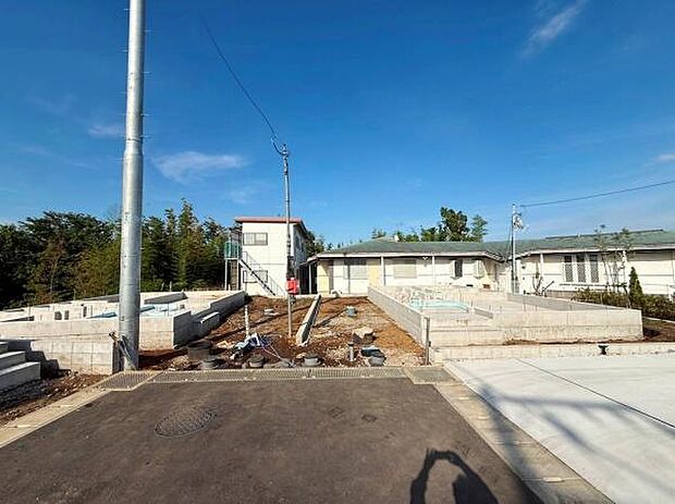 前面道路が整備されており車の出入りもしやすい環境です。現地は日当たりが良く開放感があります。周辺は落ち着いた雰囲気で住環境に配慮されています。