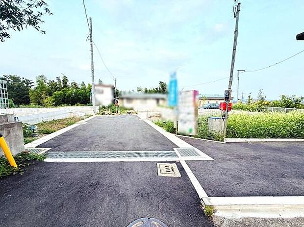 現地前面道路は舗装されており周辺は自然を感じられる環境です。道幅がしっかり確保されているので車の出入りも安心です。電柱や排水設備が整っている点もポイントです。