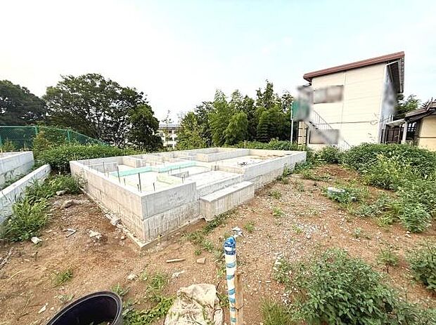建築現場の基礎部分がしっかりと仕上がっています。周囲には緑が多く開放感があります。陽当たりも期待できる立地です。静かな住宅エリアでのびのびとした生活が送りやすい環境です。