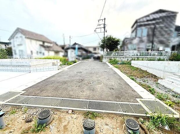 前面道路がしっかり舗装されており現地へのアクセスもスムーズです。道路幅が確保されているため車の出入りも安心です。周囲は落ち着いた住宅が並び現地環境も整っています。