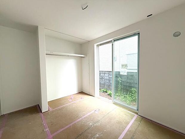 大きな窓から自然光がたっぷりと差し込み明るい室内空間です。シンプルな内装で様々なインテリアに合わせやすいです。収納スペースも確保されているのでお部屋がすっきりと片付きます。
