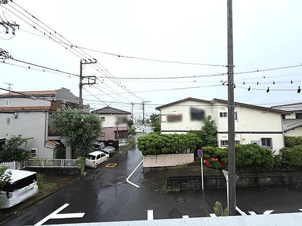 住宅街ならではの落ち着いた景観が広がり開放感のある現地からの眺望です。前面には整然とした街並みが広がっています。バランス良く植栽が施されておりゆったりとした雰囲気が感じられます。