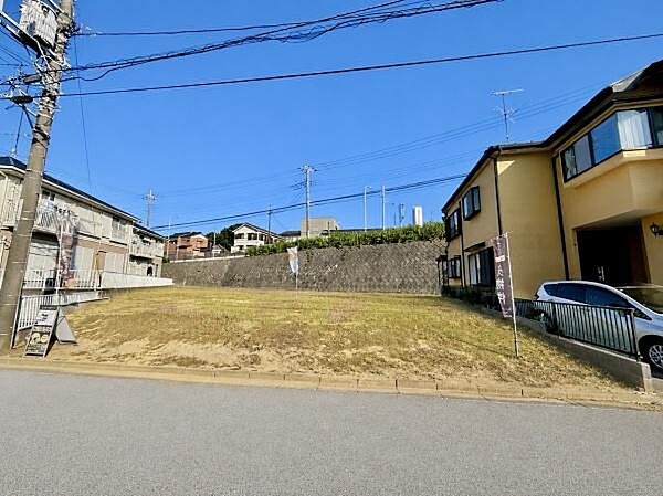 敷地がゆったりと確保されておりさまざまな利用用途に対応できる土地です。周辺には住宅が整然と建ち並んでおり落ち着いた雰囲気が感じられます。前面道路との段差が少なく車や人の出入りもしやすい環境です。