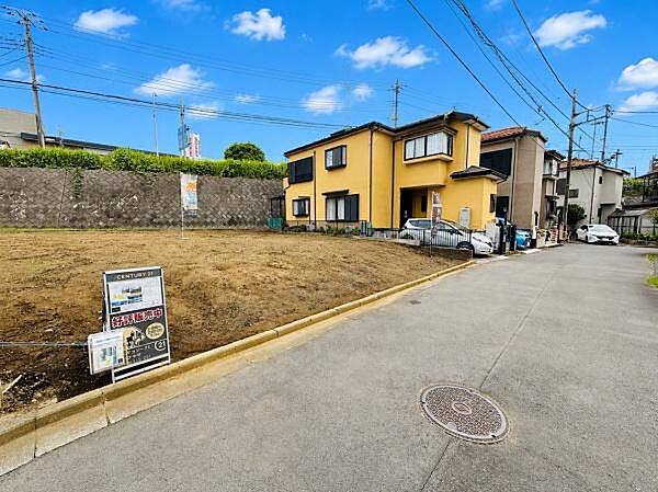 周囲は静かな住宅街に位置しており開放感のある土地です。前面道路は広く車の出入りもスムーズです。隣接地との距離も確保されていてゆったりとした印象があります。日当たりの良さも感じられる一画です。