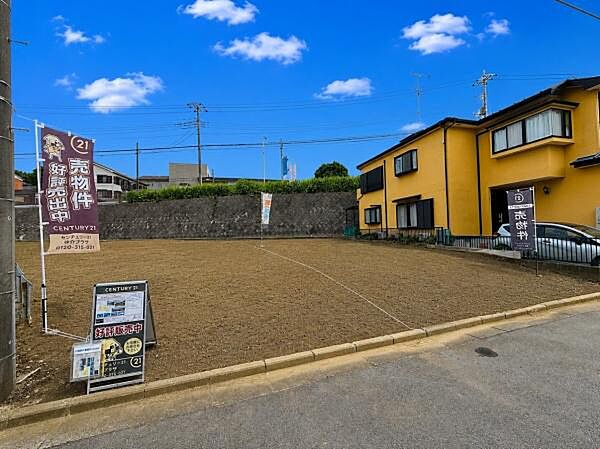 現地写真には整った土地が広がり周囲も落ち着いた雰囲気です。前面道路は舗装されており車の出入りもスムーズに行えます。周囲には住宅が並び生活のイメージがしやすい環境です。