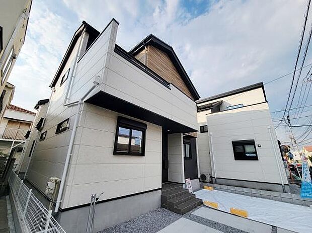 シンプルで洗練された外観が魅力的です。窓が多く明るい雰囲気を演出しています。駐車スペースもしっかり確保されており利便性が高いです。すっきりとしたデザインが印象的です。