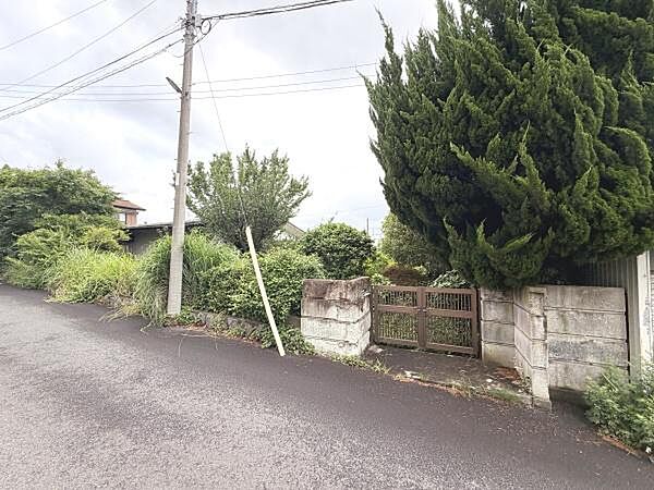 前面道路は舗装されておりアクセスしやすい環境です。