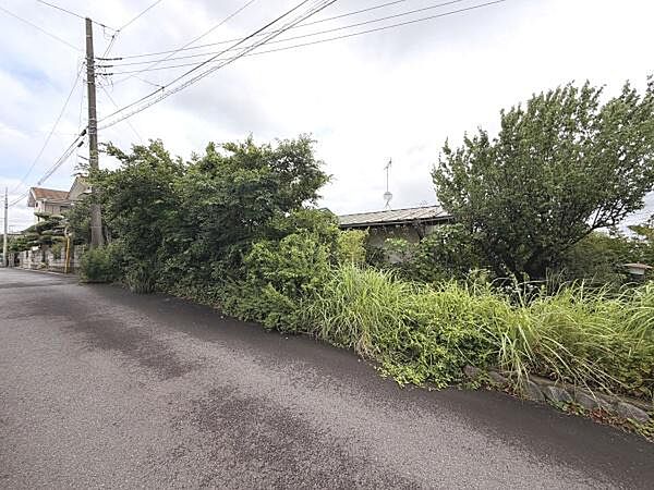 前面道路は車両の通行がしやすい幅員となっております。