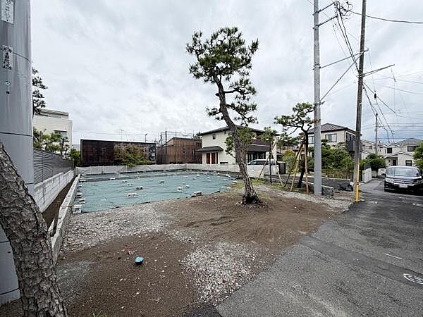 現地土地写真からは周辺に住宅が建ち並ぶ静かな環境が確認できます。前面道路の幅員もあり車両の出入りがしやすそうです。