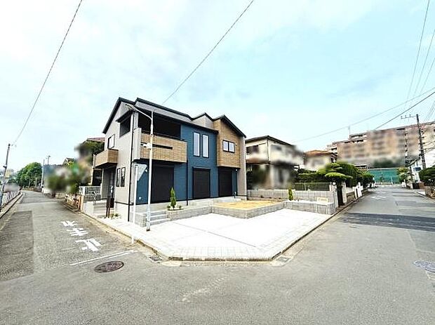 落ち着いた住宅街に佇む建物で前面道路は車通りが少なく安心して暮らせます。角地に位置しており開放感があります。現地の陽当たりの良さが写真からも伝わります。