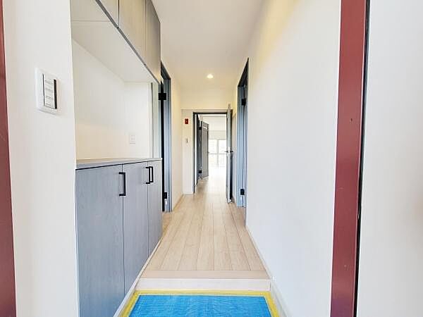 明るい玄関が住まいの印象を高めます。シンプルなデザインで空間がすっきりとしています。収納スペースがしっかり確保されています。廊下まで見通しが良く動線にも便利です。