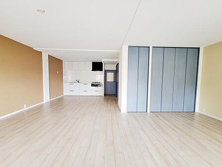 白を基調としたキッチンが明るく清潔感のある印象です。広々とした空間で動きやすい間取りになっています。収納スペースも豊富で整理整頓に役立ちます。全体的にシンプルで使い勝手の良いデザインです。