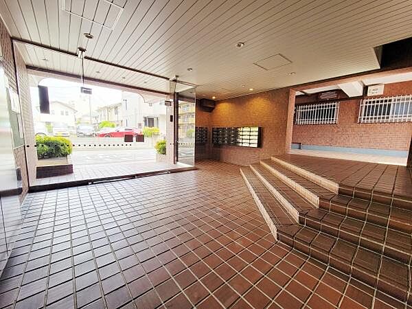 広々としたエントランスが開放感を演出しています。段差が少なくバリアフリーにも配慮された設計です。明るいタイル張りで清潔感があります。郵便受けが並び便利なレイアウトとなっています。