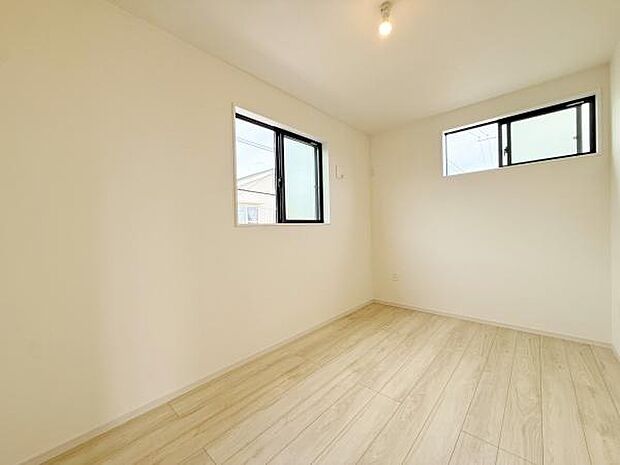 子供部屋は窓が2面にあり明るい空間が広がっています。シンプルな内装で使い勝手の良いレイアウトが可能です。床材は木目調で落ち着いた雰囲気を演出しています。