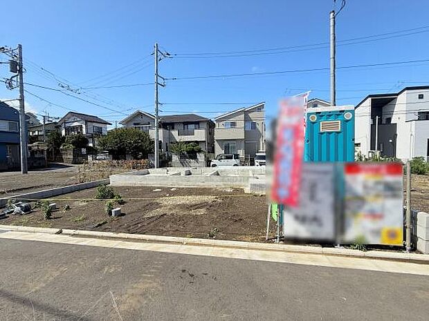 前面道路を含む現地の様子が確認できます。周辺には住宅が立ち並び整った街並みが広がっています。敷地は平坦で幅もありゆとりのある印象です。日当たりも良好で見通しの良い現地です。