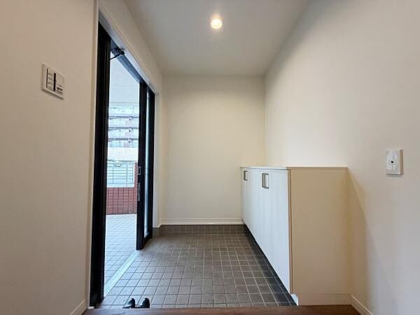 玄関は広さがあり出入りがしやすい印象です。シューズボックスの収納力も十分にあります。タイル張りの床が清潔感を演出しています。採光もしっかり確保されており明るい玄関です。白を基調とした内装が印象的です。