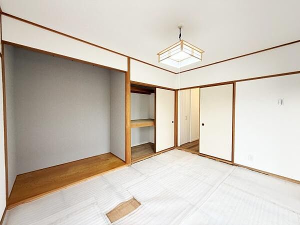 和室ならではの落ち着いた雰囲気が広がるお部屋です。収納スペースが充実しており使い勝手も考慮されています。すっきりとした白を基調とした内装で清潔感があります。引き戸で空間の使い方にも柔軟性があります。