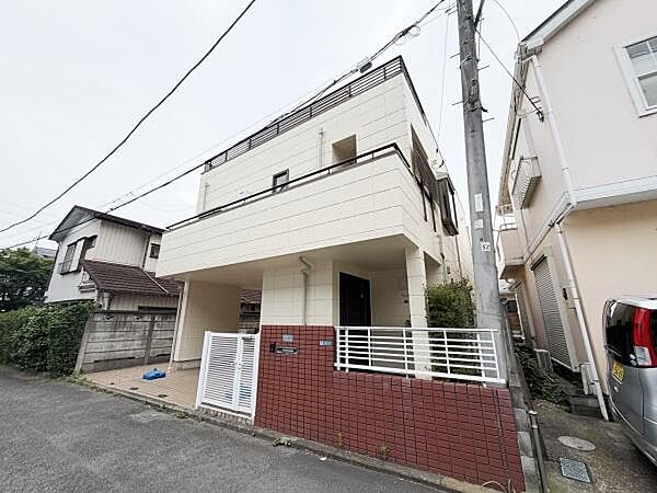 シンプルな外観が印象的な物件です。前面道路が比較的広く車の出入りも行いやすい立地です。玄関周りは開放感がありゆとりのある空間設計となっています。全体的に手入れの行き届いた環境です。