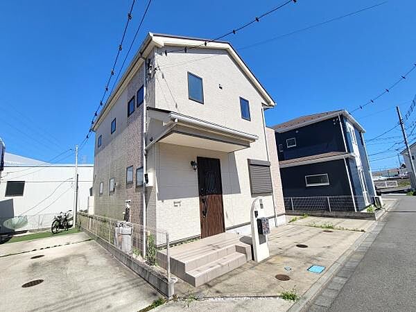 前面道路がしっかり確保されており日当たりが期待できる開放感があります。住宅街で交通量も少なく周囲も静かな印象です。駐車スペースも設けられており車やバイクの出し入れもスムーズに行えます。