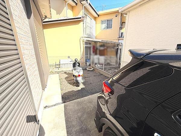 駐車スペースが確保されているため車やバイクの駐車に便利です。屋外に十分なスペースがあり使い勝手の良い外構となっています。シャッター付きの建物側も目立ち安心感があります。