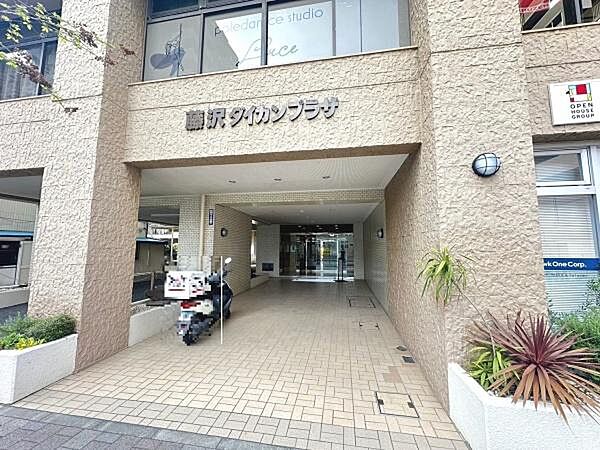 エントランスは広々としたアプローチが確保されております。壁面は落ち着いた色合いで統一されています。建物名がしっかり表記されており来訪者にも分かりやすいデザインです。