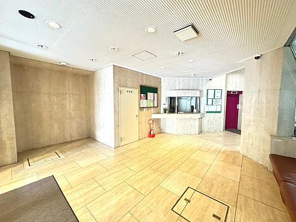 明るく開放感のあるエントランスが迎えてくれます。床や壁は清潔感のある仕上げとなっています。管理体制が感じられる受付カウンターも設置されています。ゆとりある空間で落ち着いた雰囲気が漂います。