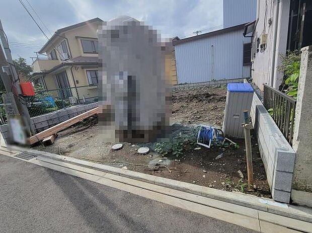 開放感のある更地で用途に応じて多様な活用が可能です。前面道路に面しており進入しやすい立地です。周囲は住宅が立ち並んでおり落ち着いた雰囲気が広がっています。敷地内にはコンパクトな物置も設置されています。
