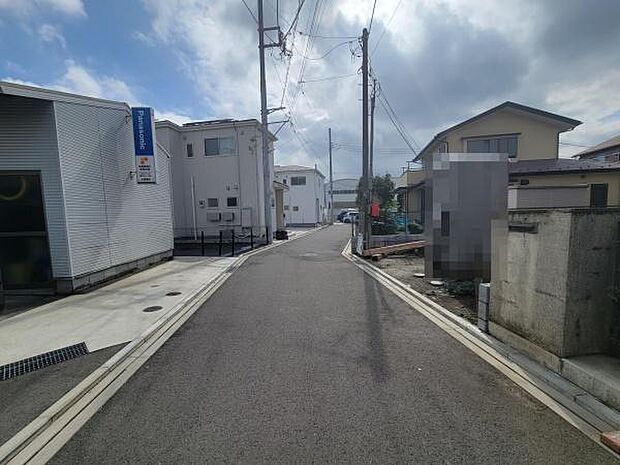前面道路は幅員があり車の出入りも快適に行えます。周囲は住宅が立ち並び落ち着いた雰囲気が広がっています。舗装された道路が続き歩行も安心です。道路沿いには新しい建物が多く見られます。