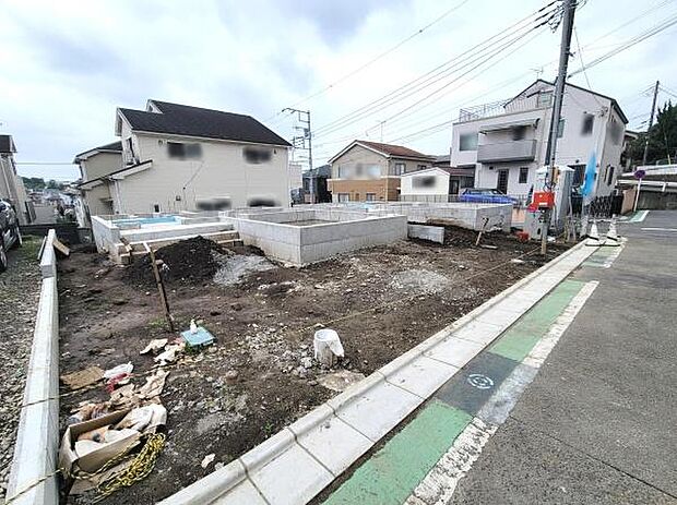 前面道路が整備されており歩道も設置されています。周囲には住宅が建ち並び落ち着いた住宅街の雰囲気です。現地は角地で見通しの良い立地となっています。建築中のため今後の仕上がりにも期待が持てます。