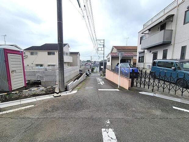 落ち着いた住宅街に位置する前面道路の様子です。道路幅があり車の出入りもスムーズに行えます。周囲は戸建てが立ち並び静かな環境が魅力的です。道路状況もしっかり整備されていますので安心です。