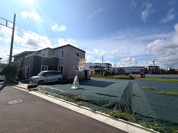 広々とした敷地が目を引きます。周辺には住宅が立ち並び整った町並みが広がっています。道路に面しており車の出入りもスムーズです。空が広く開放感のある立地です。利用方法に柔軟性が感じられる土地です。