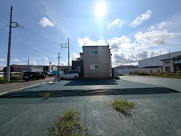 広々とした土地が広がっており開放感を感じられます。周囲には住宅や建物が点在しており落ち着いた雰囲気です。道路へのアクセスが良い立地です。建物が隣接しているため利用方法の幅が広がります。